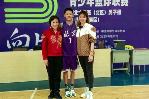 杜锋儿子参加全国U15青少年篮球联赛 身高超过妈妈&姥姥