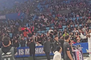 啊这！部分北京球迷在看台朝着广东替补席喊“SB”