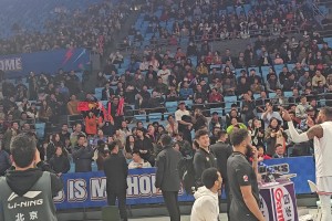 昨晚广东vs北京 部分球迷喷SB骂了一整场 威姆斯听不下去了