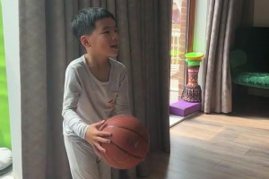 笑死！杨毅的儿子模仿NBA球星罚球姿势，并说：你猜猜这是谁？