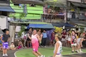 一场泰国篮球赛视频，在外网火了！网友评论：真正热爱篮球的没有任何人想防他~