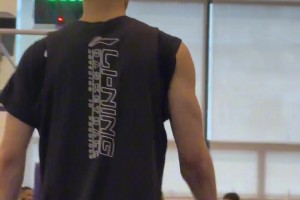 广东宏远男篮正积极训练备战季后赛！视频最后周琦在加练罚球！