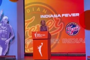 全场疯狂欢呼！NCAA“女库里”凯特琳-克拉克当选WNBA状元