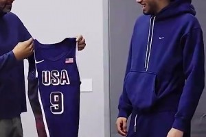美国男篮总经理格兰特-希尔为哈利伯顿送国家队球衣！