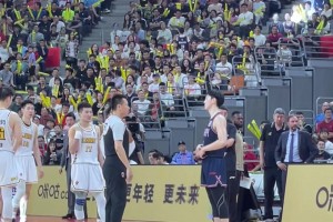 广东第四节屡现争议判罚，场边球迷怒喷裁判：眼睛瞎了吧！