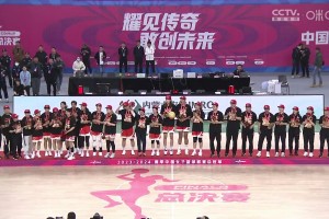 荣耀时刻！姚明亲临现场，为四川女篮颁发WCBA总冠军奖杯！