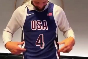 这球衣看着太小了呀！库里穿上美国男篮4号战袍！