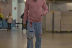 哈登赛前入场这身粉色卫衣牛仔裤穿搭如何？