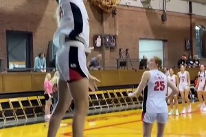 未来之星！加拿大18岁女篮球员托比-福尼尔实战轻松扣篮！