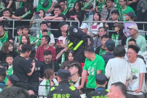 看台上两名广东球迷与辽宁球迷发生冲突，随后被安保请出球馆