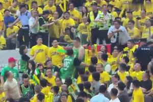 广东球迷与辽宁球迷在看台疑似再起口角！