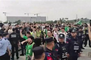 辽粤G4场外，辽宁球迷入场时，广东球迷在一旁高喊：热烈欢迎！