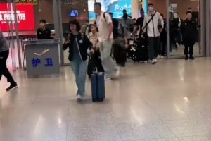 辽宁球迷在机场对着广东男篮喊：索嗨嗨，索嗨嗨，咋不嗨嗨了呢！