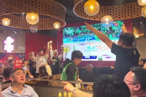 这篮球氛围！沈阳一餐厅里，球迷们集体观看辽粤抢五大战，为辽宁加油！