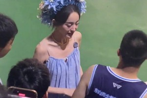 娜扎在福建篮球赛露面，戴簪花好好看