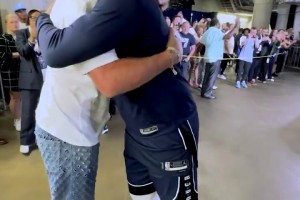 赛后东契奇在球员通道与霉霉男友橄榄球星Travis Kelce 握手拥抱致意！