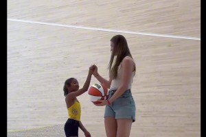 科比三女儿碧安卡开始学习篮球！投篮姿势跟和二姐Gigi一模一样？