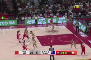 上半场为数不多的亮点！王思雨强硬突破上篮打成2+1，中国女篮仍落后20分！