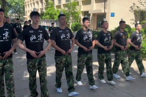 身稳 心稳！北京男篮军训进行头顶纸杯走路训练
