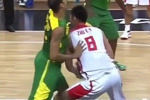 巅峰朱芳雨奥运会上背打巴西球员！这样扎实的背身技术，现在的中国男篮有吗？