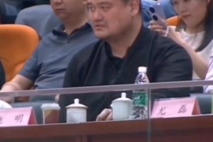  Yao Ming watched the Chinese women's basketball team play Japanese women's basketball team!