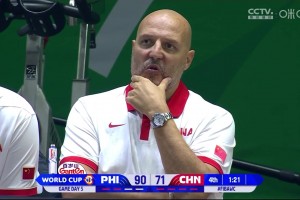中国男篮世界杯21分惨败菲律宾，乔尔杰维奇最后时刻在场边沉思