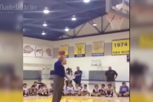 这投篮太稳了！75岁的杰里-韦斯特在训练营教小朋友如何投篮