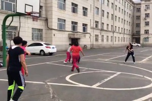 在篮球场不跳广场舞的大妈，篮球能打多好？