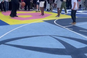 KD基金翻新了社区篮球场。杜兰特访问社区激励年轻人