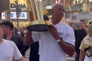 雷阿伦抱着奖杯出现在日本涩谷街头，引人围观！