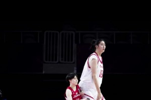 世界名画！和张子宇卡位的日本女篮球员，肩膀高度和张子宇的屁股一样高！
