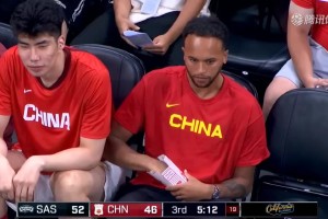 下饭！！李凯尔看中国男篮比赛在替补席狂吃爆米花