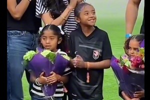 瓦妮莎带着女儿们观看女子足球比赛 女儿穿的球衣背后写着“布莱恩特”