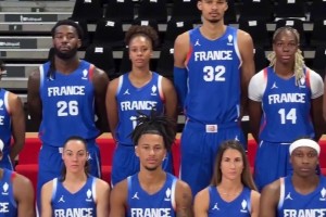主场作战！法国男女篮奥运成员拍摄集体大合照