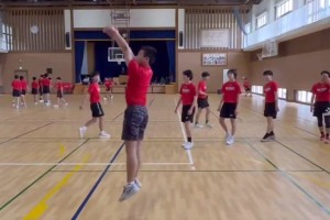 日本中学生篮球课如何训练跳投？