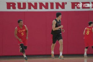 融入得很快！崔永熙在对阵中国男篮比赛中，在场上不停用英文与队友大喊交流