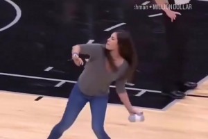 WNBA女篮球员的臂力有多恐怖？从球场直接扔到看台最高层！