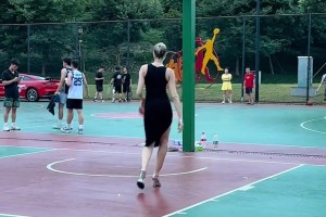 俄罗斯妹子穿高跟鞋打篮球，这腿真长啊