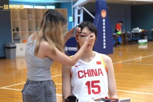 中国女篮奥运定妆照拍摄花絮 各个活力十足拍摄现场轻松愉快