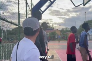 杜兰特批发市场！南苏丹丁卡族篮球运动员！身高高达恐怖身的7‘5（226cm！