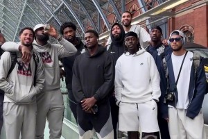 ⭐复仇者集结！美国男篮出征巴黎 在动车站拍全家福