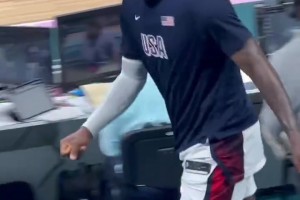 注意韦德的小眼神！从这个视角看今天詹姆斯和韦德的这个拥抱