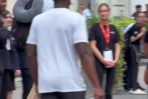 美国男篮训练结束回酒店休息，看着有的轻松有的很累