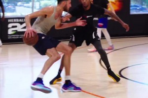 霍姆格伦休赛期打训练赛打得很开心 还有自抛自扣