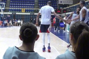 美国华裔女乒乓球队探班梦之队 爱德华兹顿时火力全开训练神准