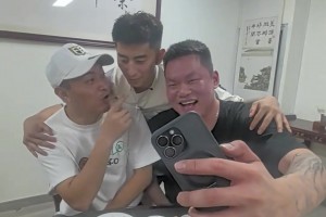 足篮酒桌梦幻联动！朱总这是跟冯潇霆喝了多少脸那么红