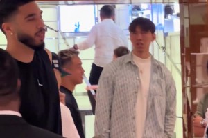身高差不多啊！网红野球手铁牛在巴黎LV偶遇塔图姆