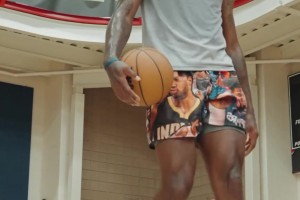 乔治在拉斯维加斯期间进行运球投篮技巧训练