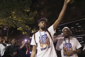 杜兰特下大巴后示意大家的欢呼声再大一点