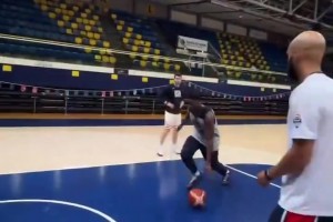 这下成好哥俩了！此前训练中库里和华子比拼扣篮！